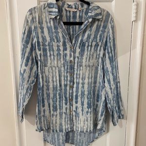 💥SOLD💥Relaxed tie-dyed chambray-like button down
